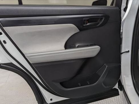 Used 2022 Toyota Highlander LE image 16