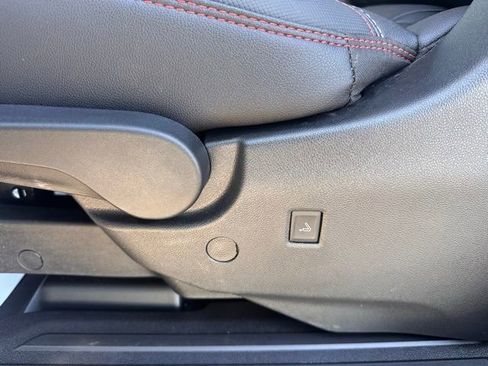 Used 2025 Chevrolet Traverse RS image 40