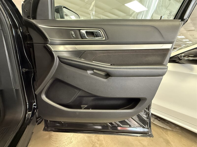 Used 2018 Ford Explorer XLT w/ Equipment Group 202A FWD image 20