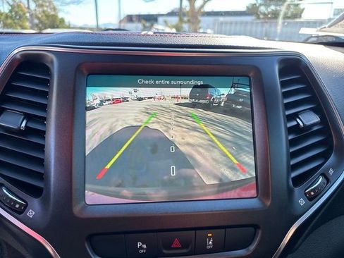 Used 2021 Jeep Cherokee Trailhawk w/ Comfort/Convenience Group image 13