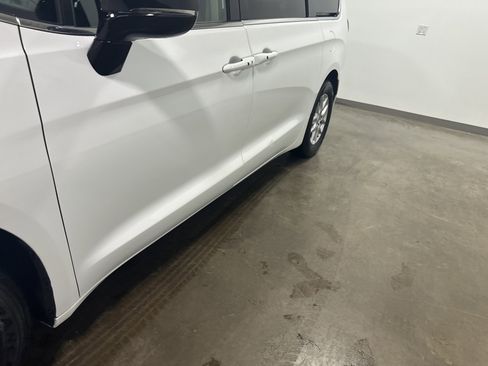 Used 2024 Chrysler Pacifica Touring-L image 10