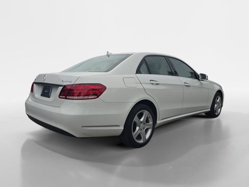 Used 2014 Mercedes-Benz E 250 BlueTEC 4MATIC Sedan image 4