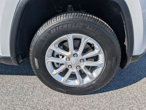 Used 2021 Jeep Grand Cherokee Laredo X AWD/4WD image 9