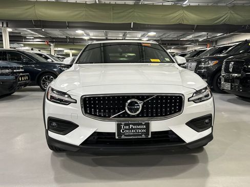 Used 2025 Volvo V60 B5 Cross Country Ultra AWD/4WD image 6