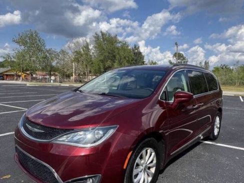 Used 2017 Chrysler Pacifica Touring-L image 1