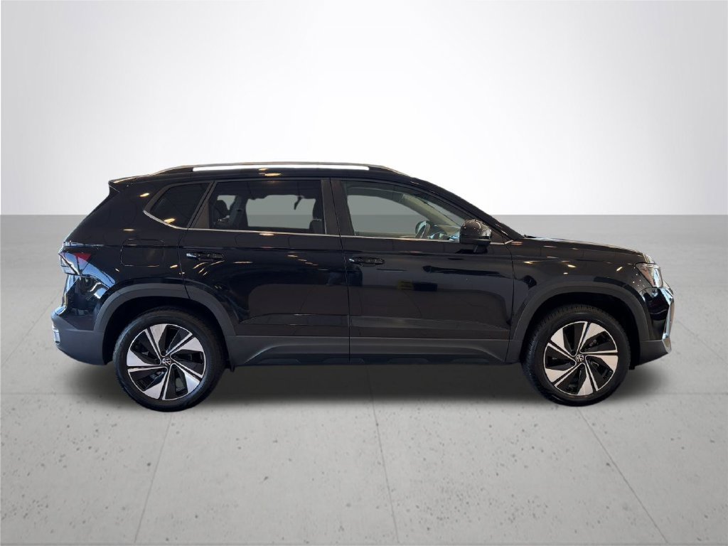 Used 2025 Volkswagen Taos SE AWD/4WD image 6