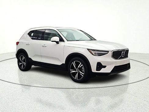 Used 2023 Volvo XC40 B5 Plus AWD/4WD image 9