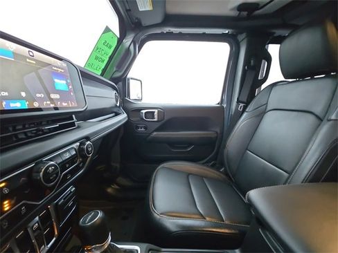 Used 2025 Jeep Gladiator Sport image 11