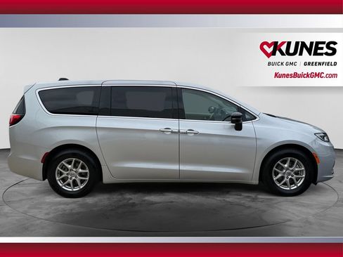 Used 2024 Chrysler Pacifica Touring-L FWD image 12