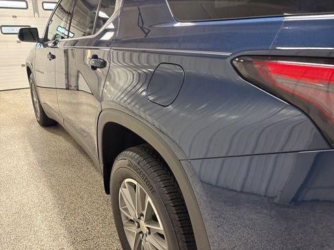 Used 2023 Chevrolet Traverse LT FWD image 11