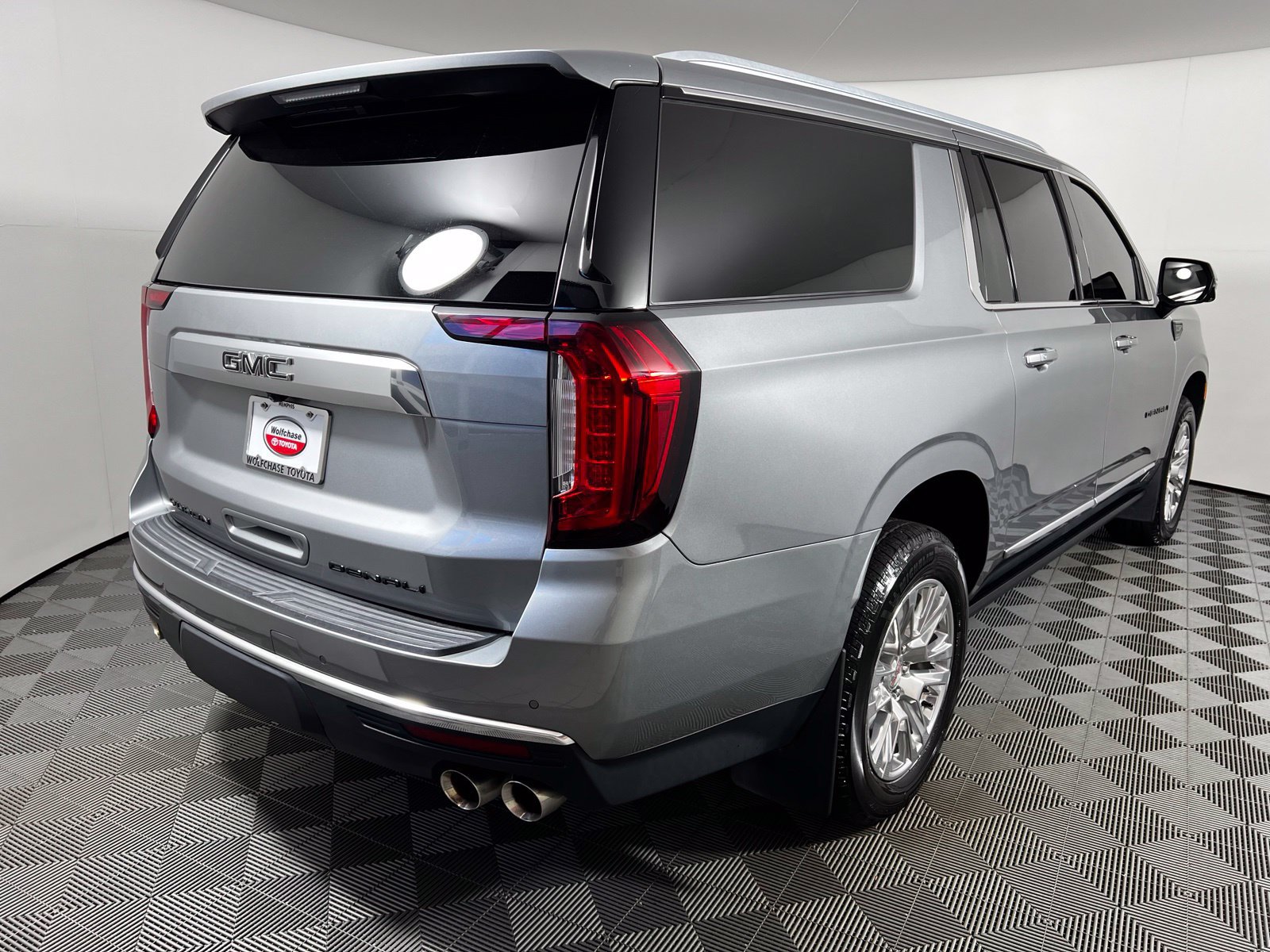 Used 2023 GMC Yukon XL Denali AWD/4WD image 5