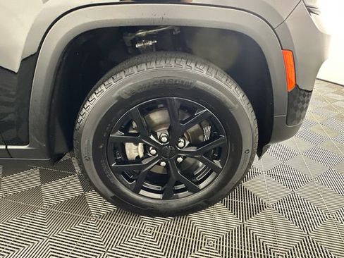 Certified 2025 Jeep Grand Cherokee Altitude AWD/4WD image 34