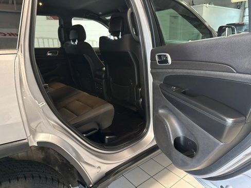 Used 2018 Jeep Grand Cherokee Laredo AWD/4WD image 26