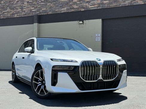 Used 2023 BMW i7 xDrive60 AWD/4WD image 2
