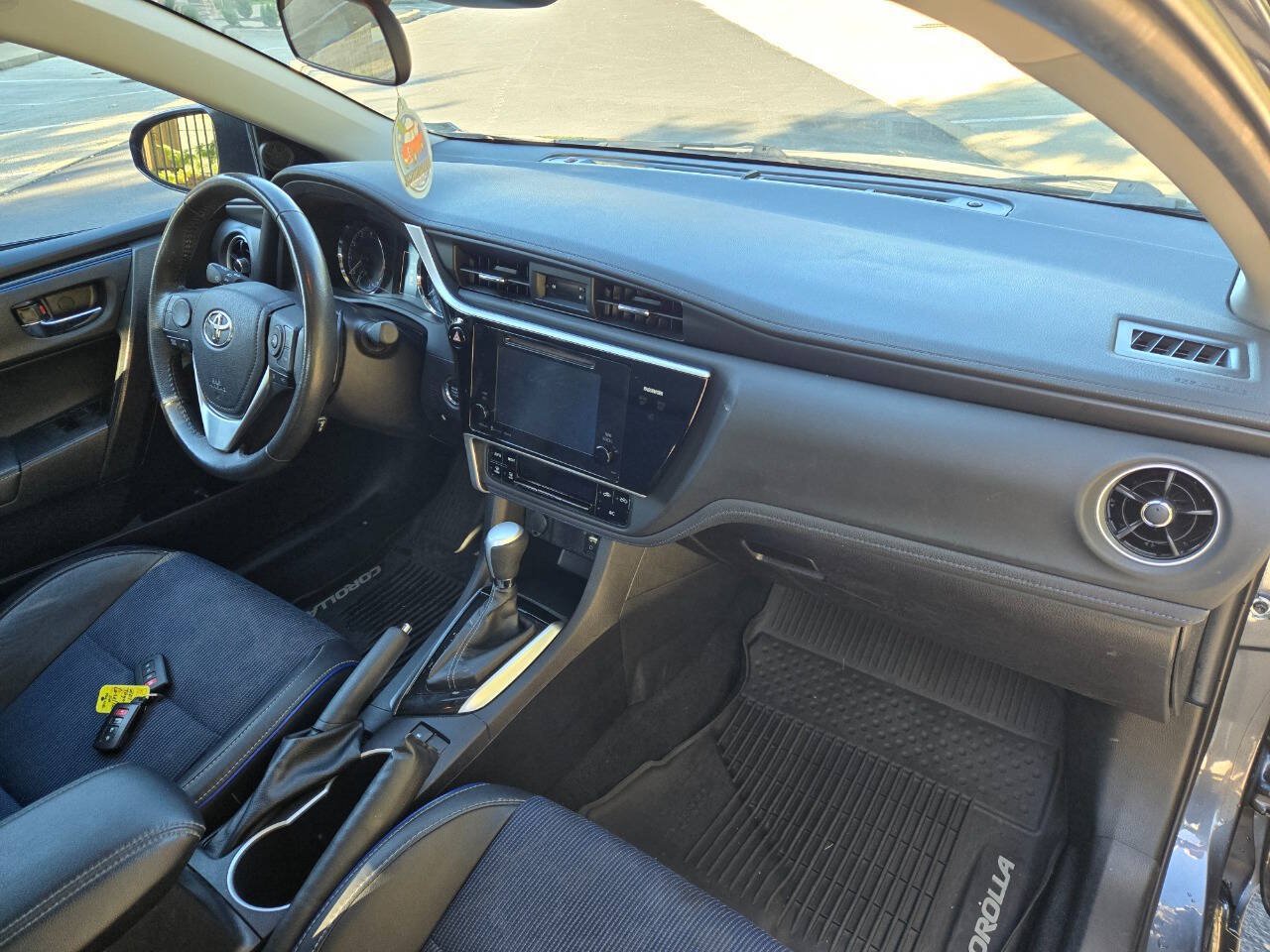 Used 2017 Toyota Corolla SE w/ SE Premium Package FWD image 14