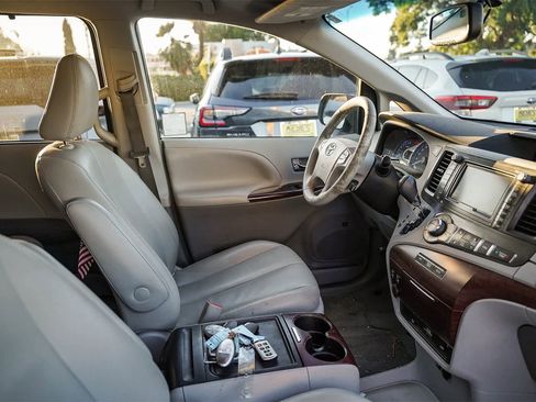 Used 2013 Toyota Sienna XLE image 16