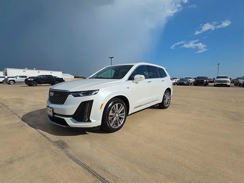 Used 2025 Cadillac XT6 Premium Luxury FWD image 2