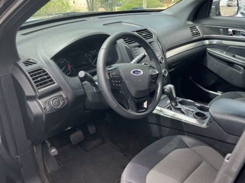 Used 2018 Ford Explorer XLT image 24
