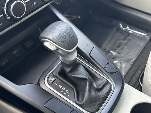 Used 2025 Kia Soul LX w/ LX Technology Package FWD image 21