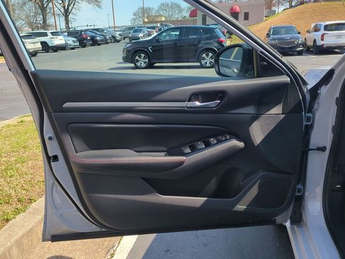 Used 2025 Nissan Altima 2.5 SR AWD/4WD image 11