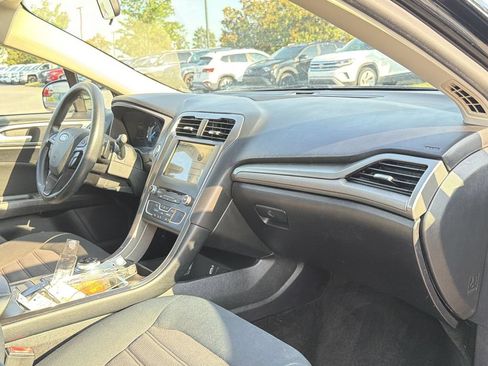 Used 2018 Ford Fusion SE w/ Fusion SE Technology Package FWD image 18