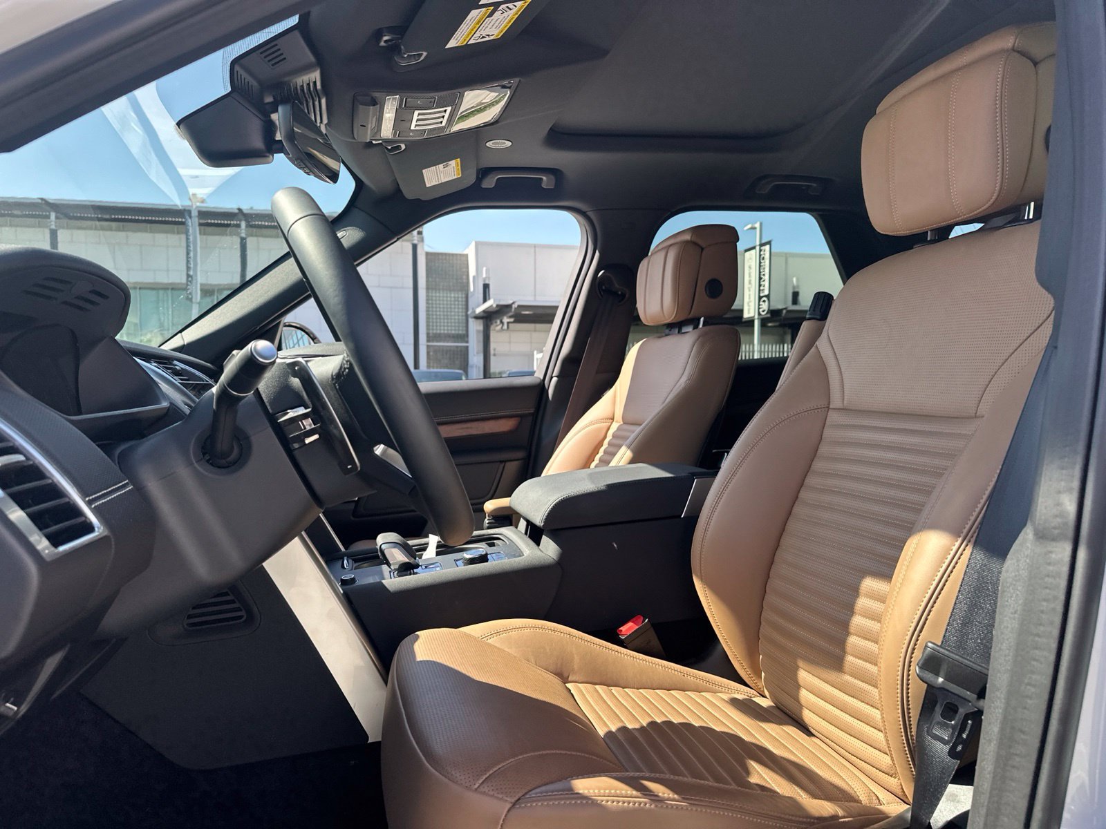 Used 2026 Land Rover Discovery Dynamic SE AWD/4WD image 7