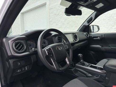 Used 2022 Toyota Tacoma TRD Off-Road AWD/4WD image 10