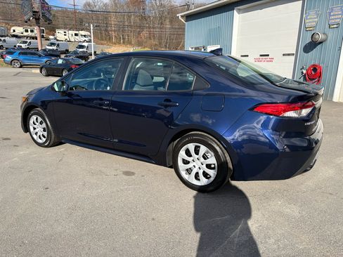 Used 2020 Toyota Corolla LE image 3