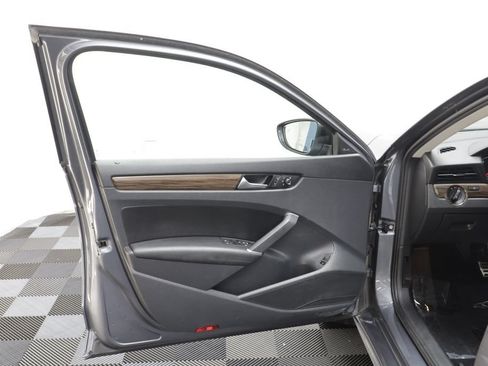 Used 2022 Volkswagen Passat 2.0T FWD image 5