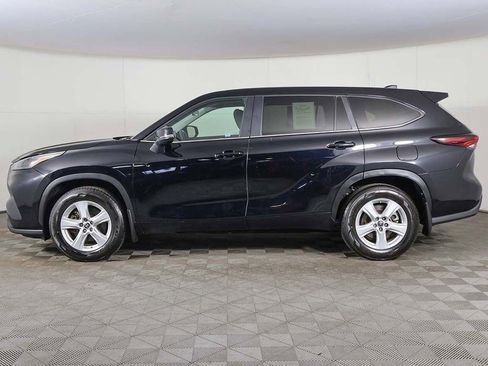 Used 2024 Toyota Highlander LE AWD/4WD image 16