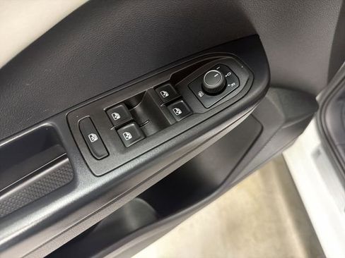 Used 2025 Volkswagen Taos SE FWD image 21