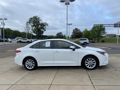 Used 2021 Toyota Corolla LE w/ LE Convenience Package image 13