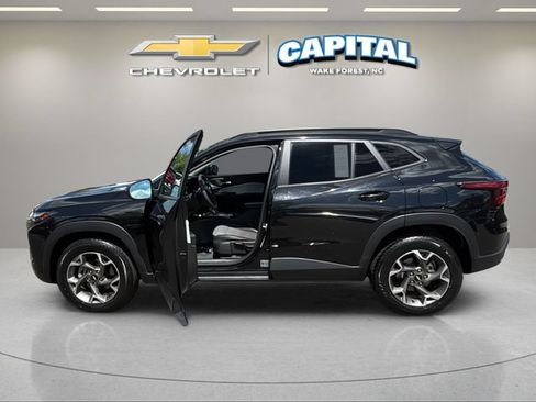 Used 2025 Chevrolet Trax LT FWD image 3
