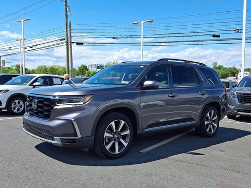 Certified 2025 Honda Pilot Touring image 3