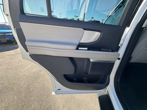Used 2025 Ford Expedition Active AWD/4WD image 28