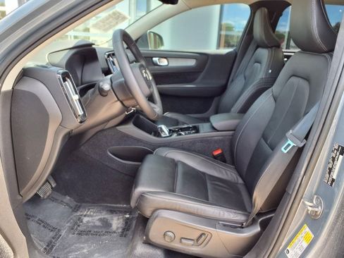 Certified 2023 Volvo XC40 B5 Plus AWD/4WD image 7