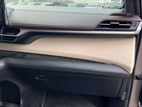 Used 2023 Toyota Sienna Platinum image 18