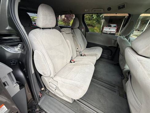 Used 2016 Toyota Sienna LE FWD image 11