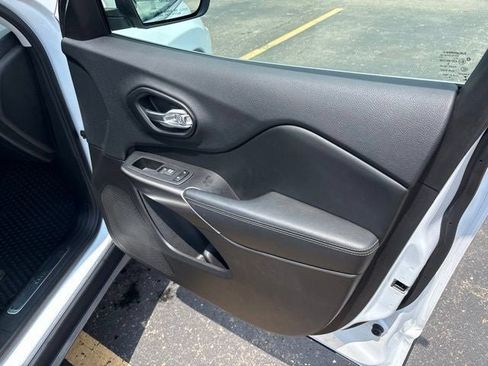 Used 2019 Jeep Cherokee Limited AWD/4WD image 6