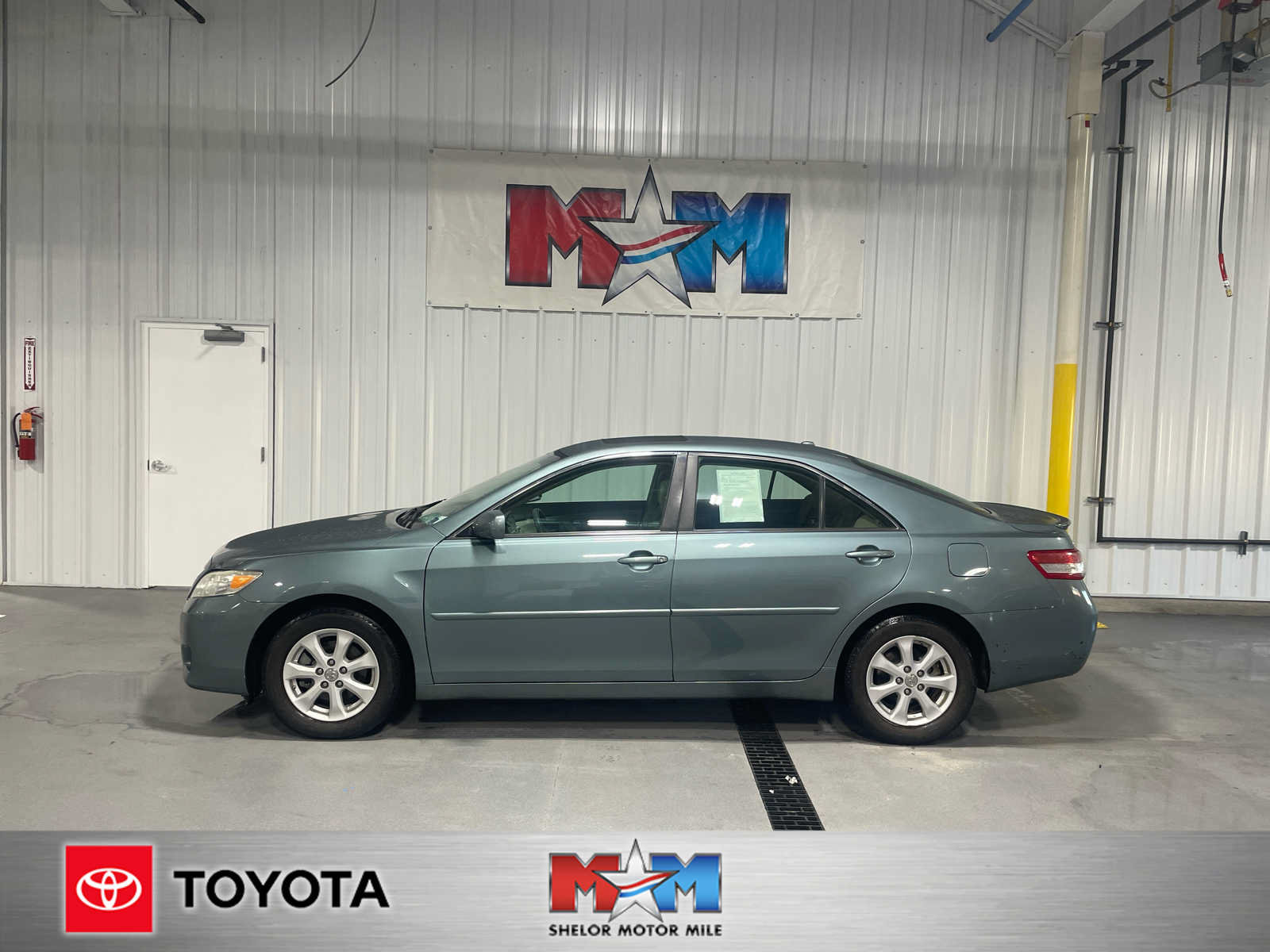 Used 2010 Toyota Camry LE FWD image 1