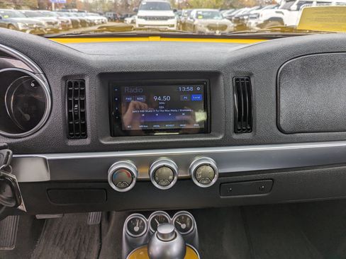 Used 2004 Chevrolet SSR w/ Preferred Equipment Group image 16