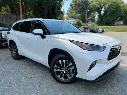 Used 2022 Toyota Highlander XLE FWD image 23