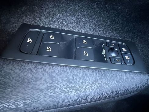 Used 2023 Volvo XC40 B5 Plus image 18