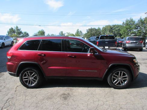 Used 2018 Jeep Grand Cherokee Laredo AWD/4WD image 4