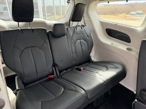 Used 2020 Chrysler Pacifica Touring-L Plus image 28