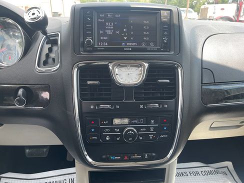 Used 2015 Chrysler Town & Country Touring w/ Driver Convenience Group FWD image 26