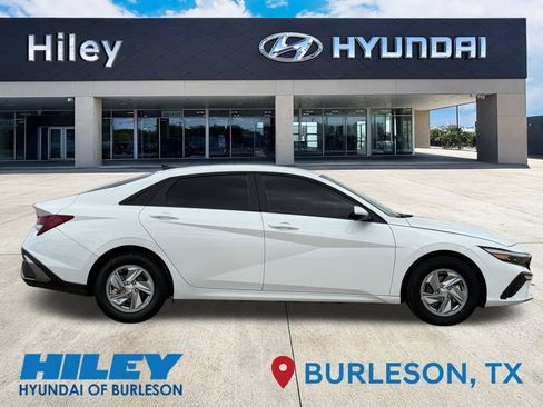 Certified 2025 Hyundai Elantra SE FWD image 3