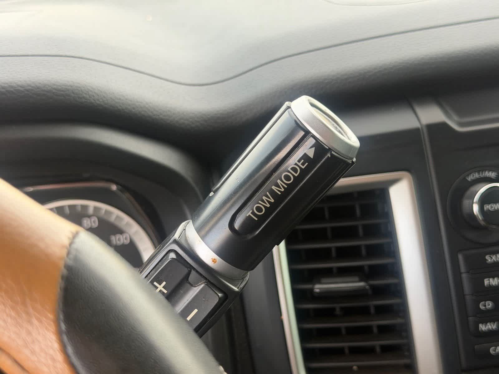 Used 2018 Nissan Titan SV w/ SV Convenience Package RWD image 16