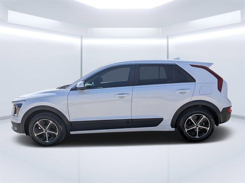 Used 2024 Kia Niro LX image 6