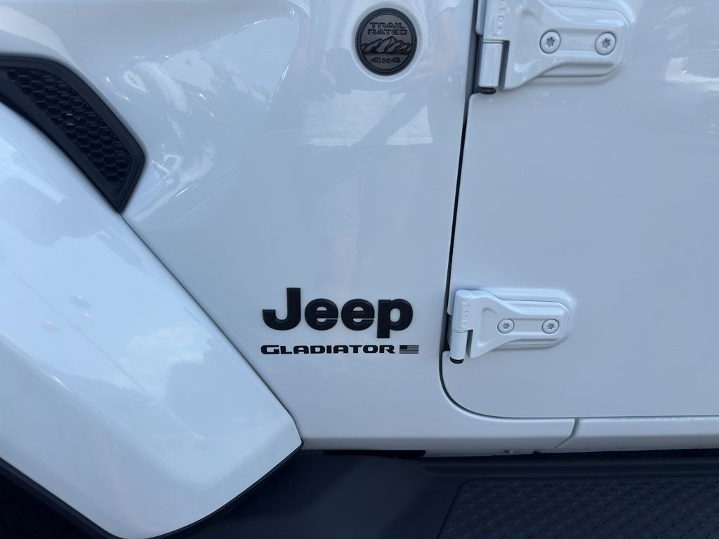 Used 2023 Jeep Gladiator Overland AWD/4WD image 9